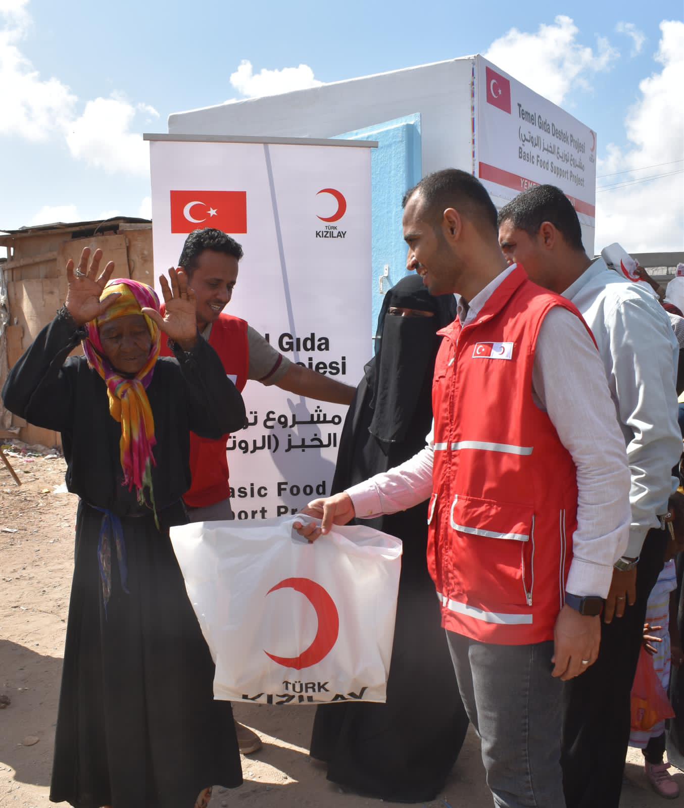 اليمن .. الهلال التركي يدشن توزيع الروتي لمخيم النازحين بعدن