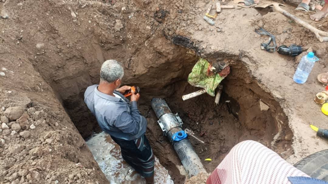 عقب تعرضه لكسر مفاجئ..  إصلاح أنبوب المياه المغذي لعدد من المناطق في مديرية المنصورة بعدن