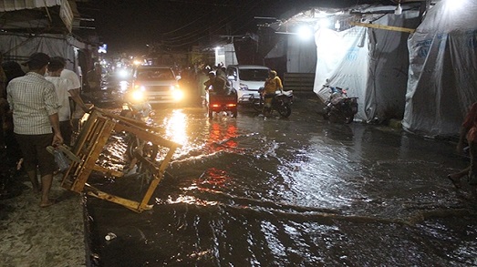 لحج.. مصرع 5 أطفال غرقا في عبارات مائية وانهيار منازل جراء الأمطار