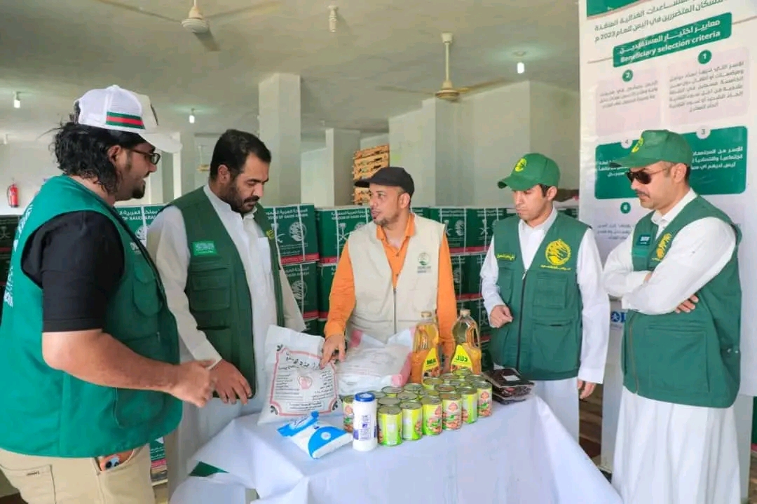 فريق من مركز الملك سلمان للإغاثة يطلع على توزيع المساعدات الغذائية بمديرية الغيضة