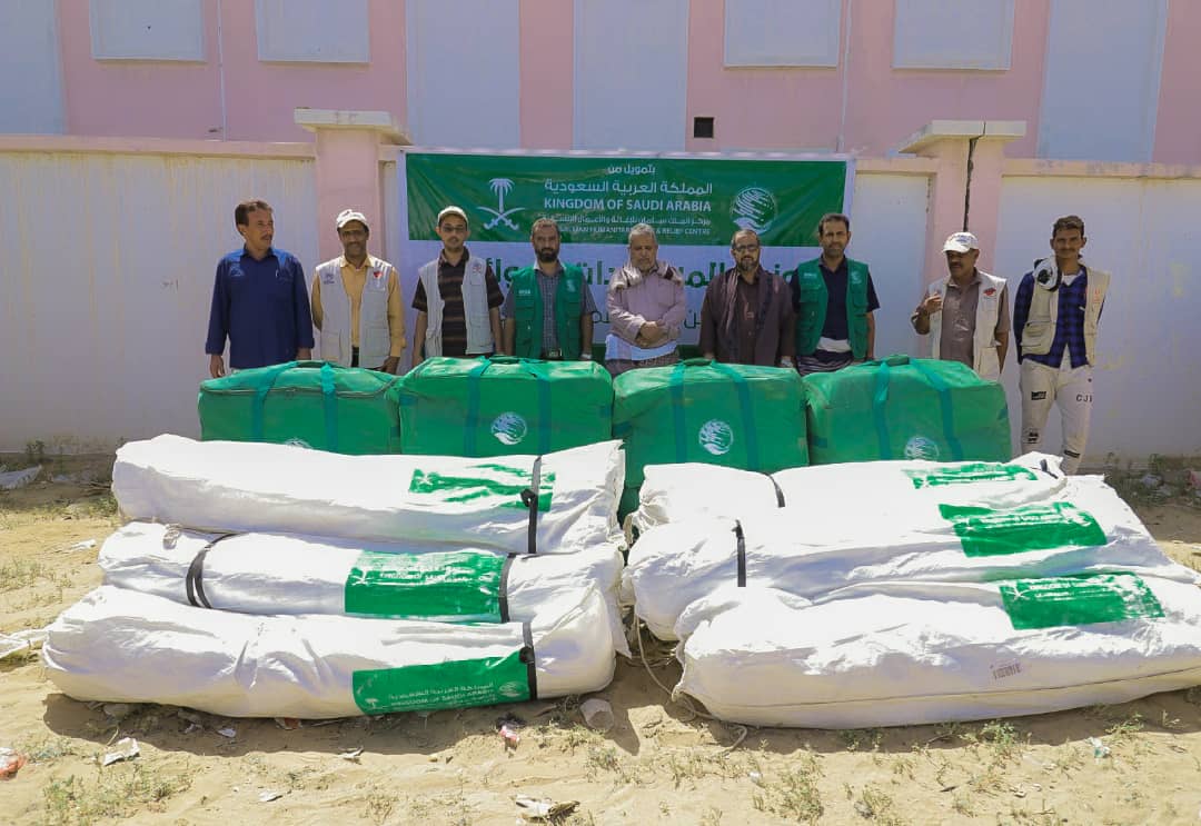 مركز الملك سلمان للإغاثة يدشن توزيع المساعدات الإيوائية للمتضررين من السيول في مديرية بيحان بمحافظة شبوة