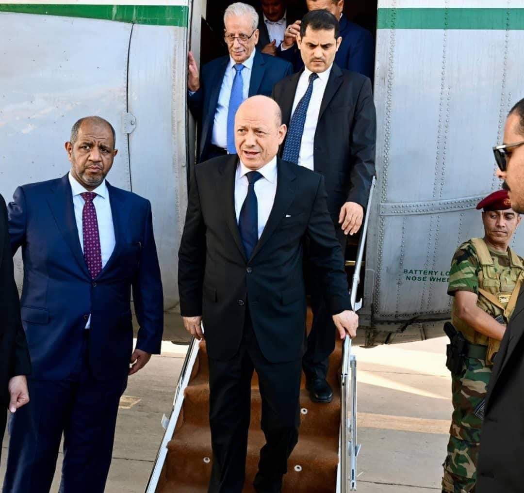 رئيس مجلس القيادة يعود إلى العاصمة المؤقتة عدن