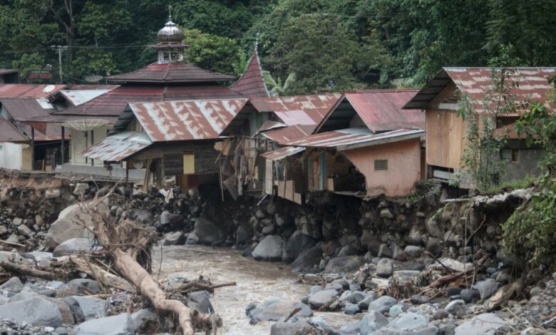 58 حالة وفاة و35 مفقودا حصيلة ضحايا الفيضانات في سومطرة الإندونيسية