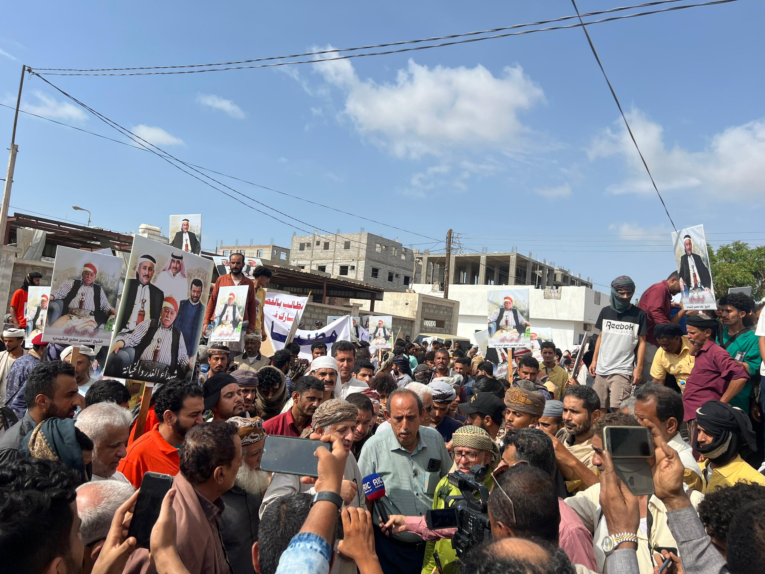الآلاف يحتشدون أمام محكمة الحوطة الابتدائية للمطالبة بالقصاص من قتلة الشيخ محسن صالح الرشيدي ورفاقه