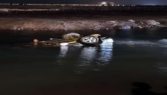 سقوط سيارة في البحر بعدن اثر حادث مروع (صورة)