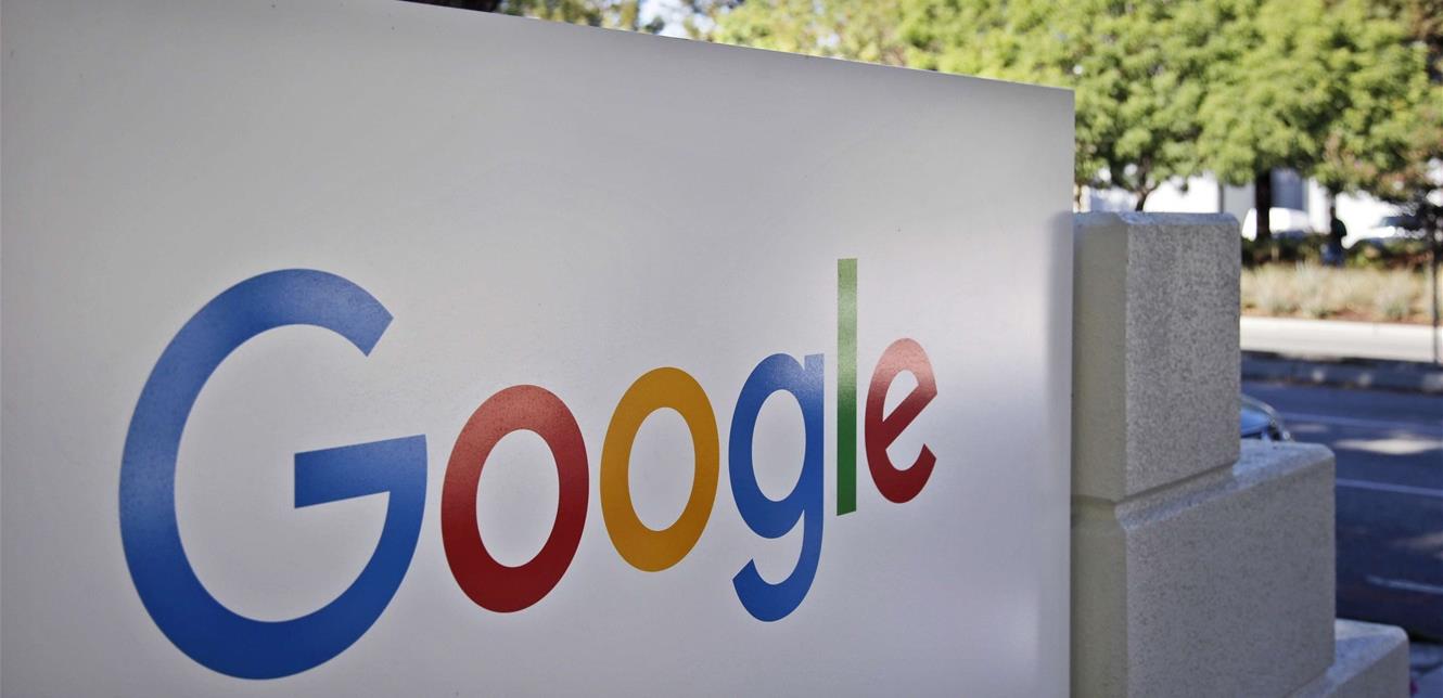 يسرق البيانات وكلمات المرور... غوغل تحظر تطبيقا شهيرا!