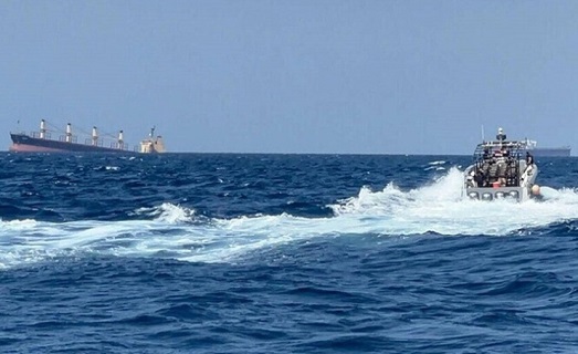الحوثيون يستهدفون سفينة تجارية بصاروخ جنوب غرب مدينة الحديدة 