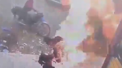 بالفيديو.. شخص يحرق امرأة في الشارع ثم يطعن زوجها حتى الموت 