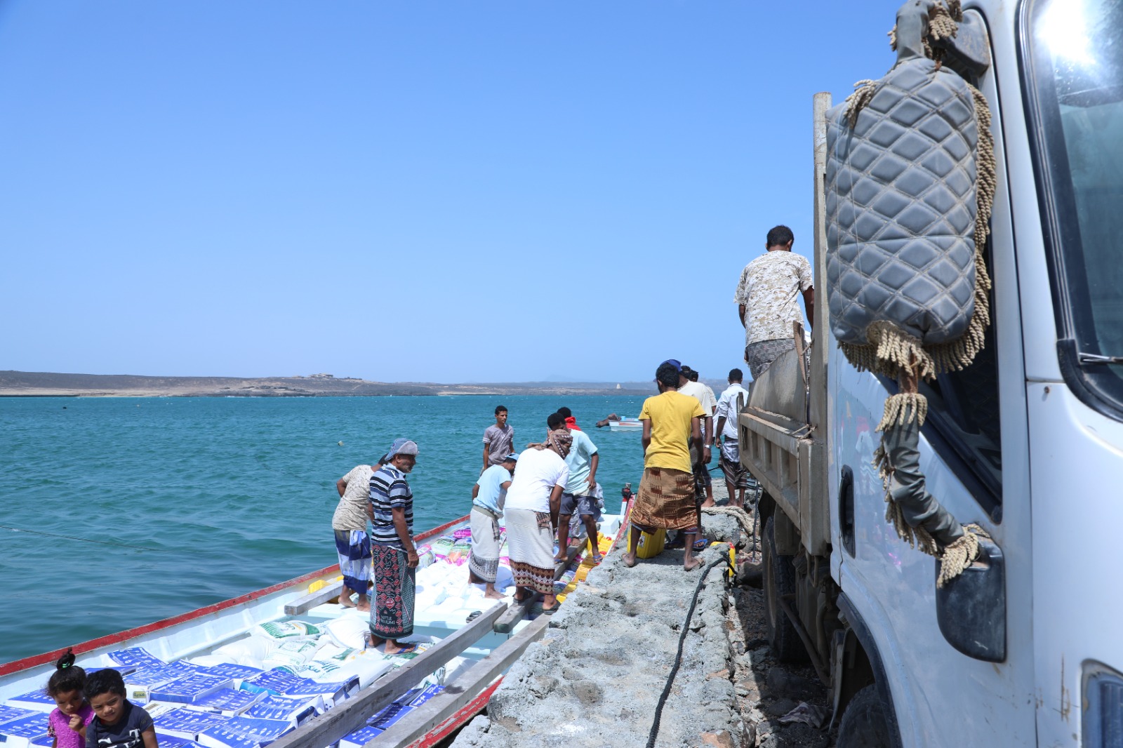 وصول سلل الإغاثة الانسانية المقدمة من دولة الإمارات الى جزيرة ميون