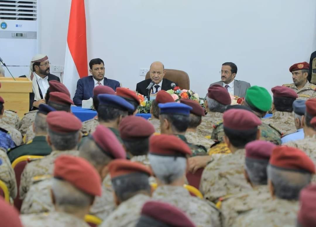 الرئيس العليمي يرأس اجتماعاً لقادة الجيش ويشيد بالجاهزية القتالية العالية 