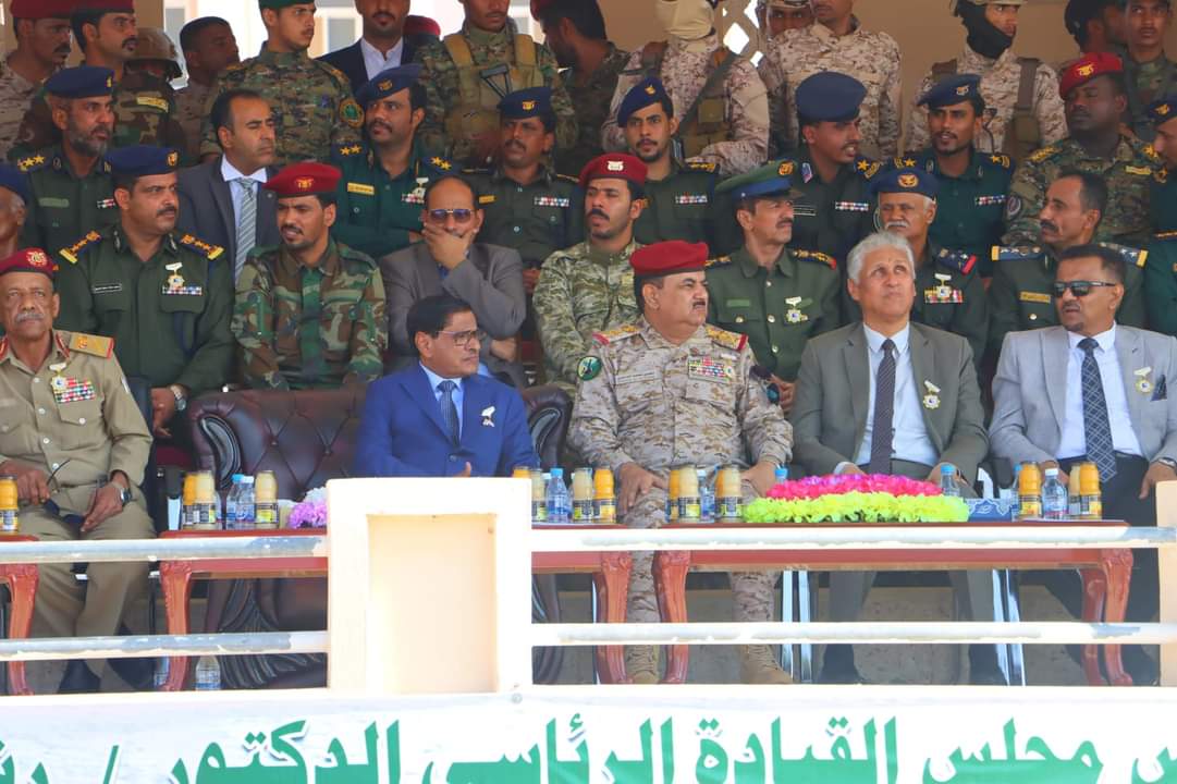 البحسني والداعري يشهدان عرضاً عسكرياً بمناسبة الاحتفال بالذكرى الثامنة لتحرير ساحل حضرموت من تنظيم القا-عدة