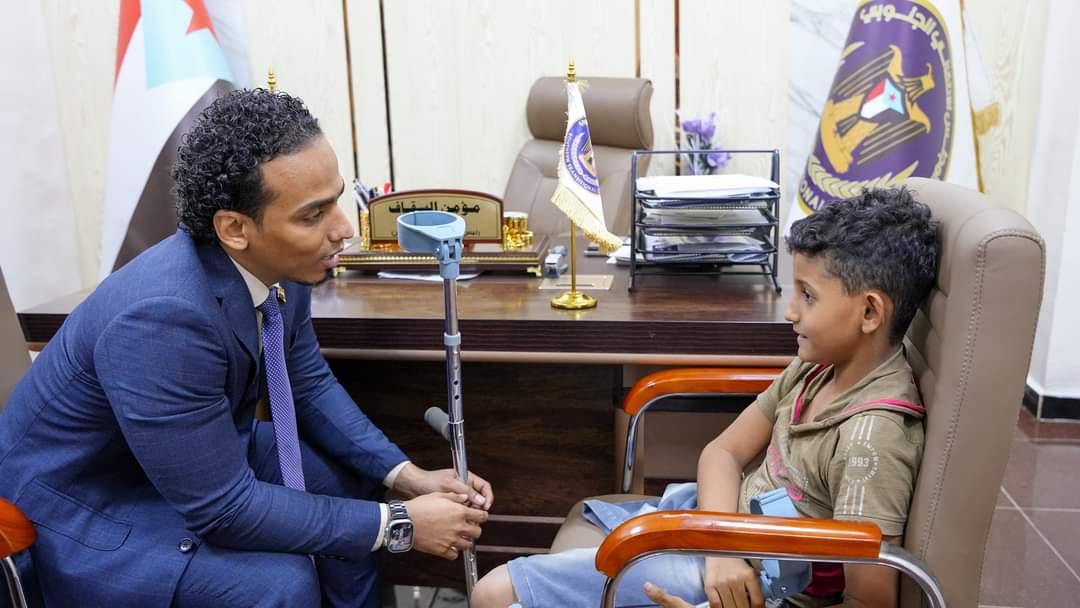 السقاف يلتقي الطفل منصور مروان جريح حرب 2015م ويؤكد ضرورة الاهتمام بالجرحى