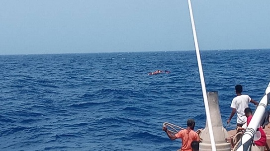 مسؤولان يمنيان يؤكدان غرق سفينة هندية قبالة جزيرة سقطرى وفقدان أحد أفراد طاقمها